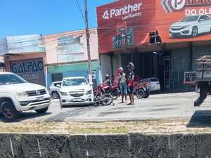 Colisão entre carro e moto é registrada na Av. Senador Rui Palmeira, em Maceió
