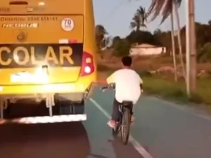 Taquarana: jovem em bicicleta coloca a vida em risco ao pegar ‘bigu’ em ônibus escolar