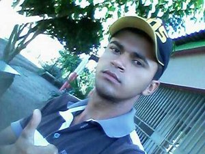 Jovem é executado ao chegar à casa dos pais e morre por cima da moto