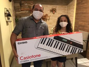 Menina de nove anos recebe teclado de presente após matéria no 7Segundos