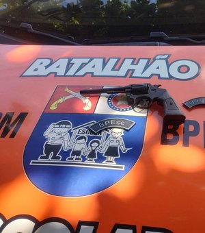 Polícia Militar prende quatro homens e apreende arma de fogo em Maceió