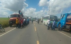 Rodovia AL-220 bloqueada, em Arapiraca