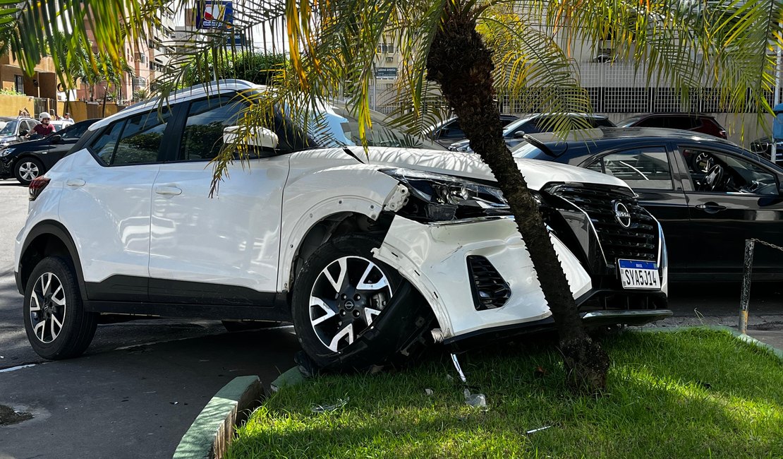 SUV invade canteiro após colisão na Av. Sandoval Arroxelas