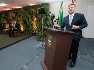 Governo já tem plano para a retomada das aulas do público adulto, anuncia Renan