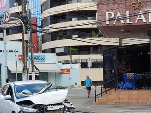 Carro é abandonado em uma avenida de Maceió