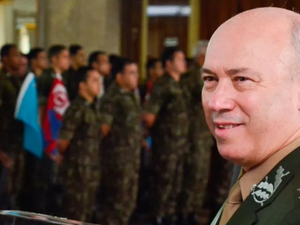 Alvo da PF em venda de joias de Bolsonaro, pai de Mauro Cid recebia R$ 63 mil na Apex em Miami