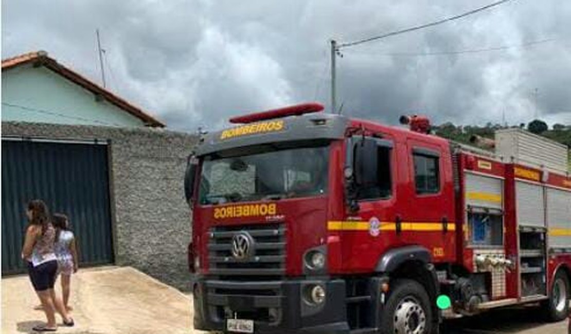 Casa pega fogo no povoado Lagoinha, em União dos Palmares