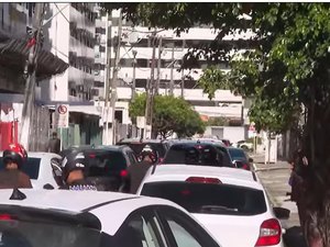 Fios caídos no chão deixam trânsito lento no bairro Jatiúca, em Maceió