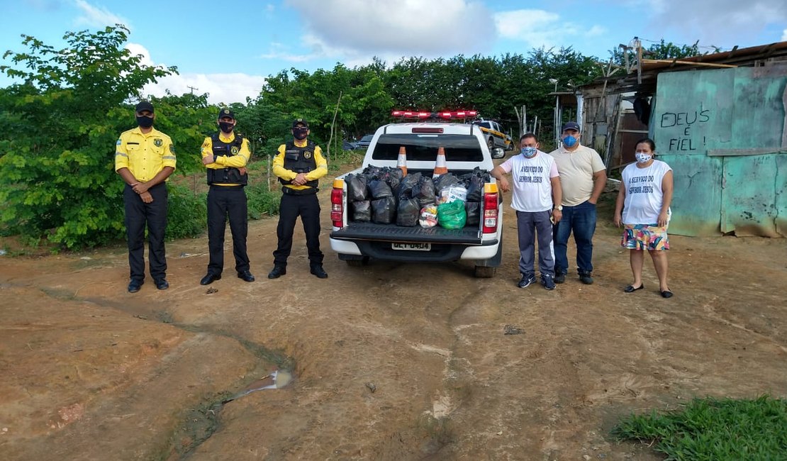 Agentes da SMTT Maceió fazem doação de alimentos em Rio Largo