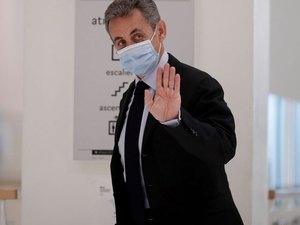 Ex-presidente da França é condenado a um ano de prisão