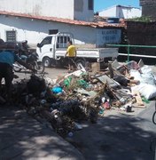 População bloqueia rua com lixo em protesto contra descarte irregular