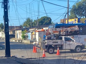 [Vídeo] Incêndio em fiação de poste assusta moradores no Clima Bom