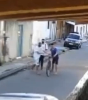 Imagens flagram estudante sendo roubado em rua no Barro Duro