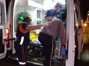 Motorista atropela animal e fica ferido após cair de veículo