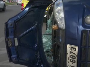 Carro capota após colidir com van na Avenida Siqueira Campos
