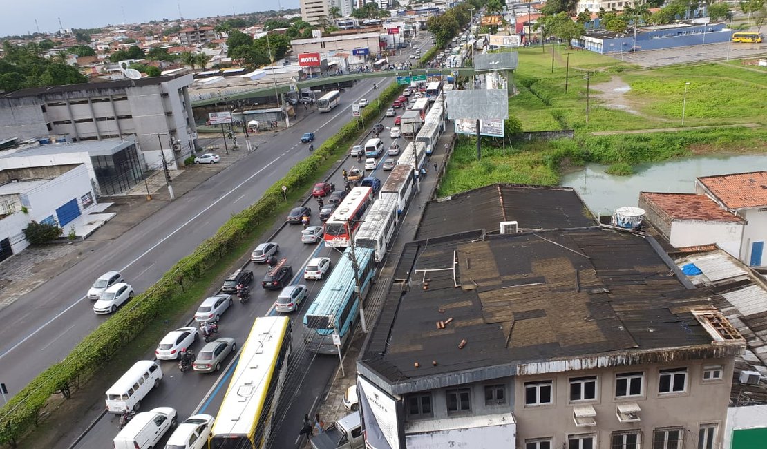 Com salários atrasados, motoristas de transporte escolar protestam no Cepa