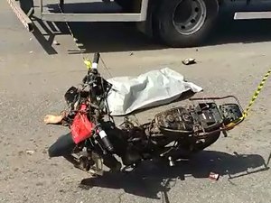 Vídeo: Motociclista morre ao colidir na traseira de um caminhão