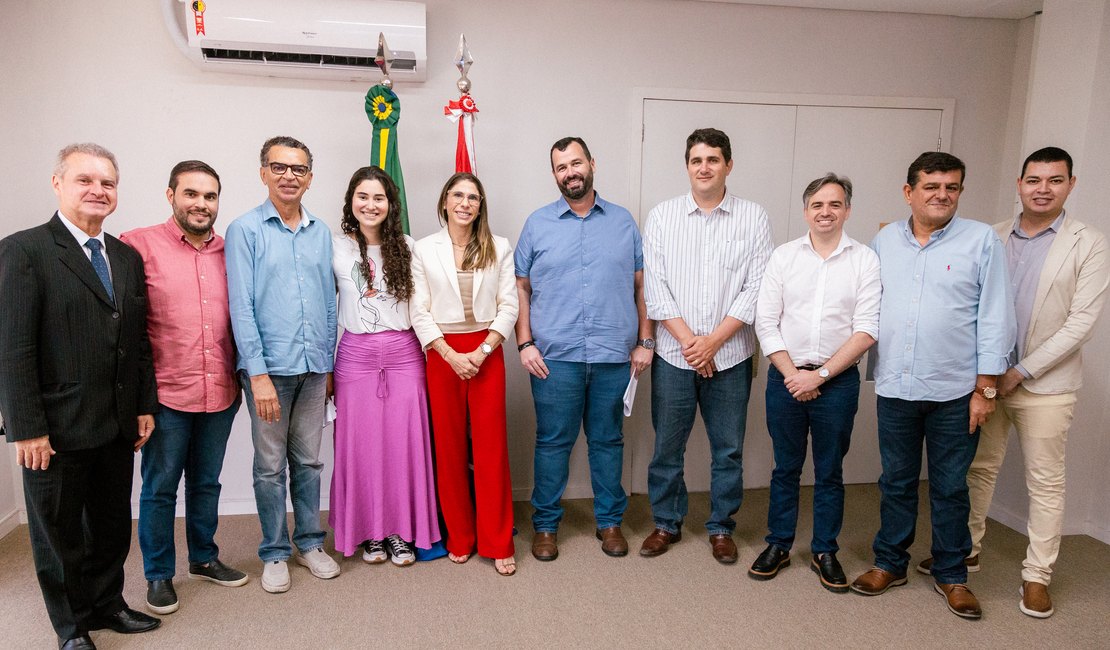 Paulo Dantas recebe vereadores maceioenses no palácio para delinear estratégia de oposição a JHC na Câmara