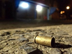 Jovens têm moto roubada e são baleados durante assalto na parte alta de Maceió