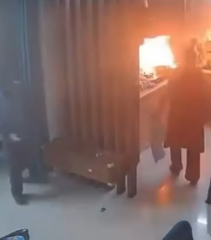 Entregador age rápido e evita incêndio em cozinha na Índia
