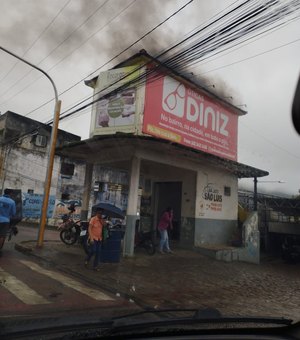 Curto-circuito em rede elétrica causa princípio de incêndio em lava jato na Avenida Muniz Falcão