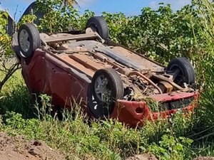 Carro com casal perde freios, sai na pista e capota na AL-220, em Arapiraca
