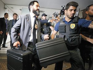 Após pedido de Renan Calheiros, STF suspende ação que prendeu policiais do Senado