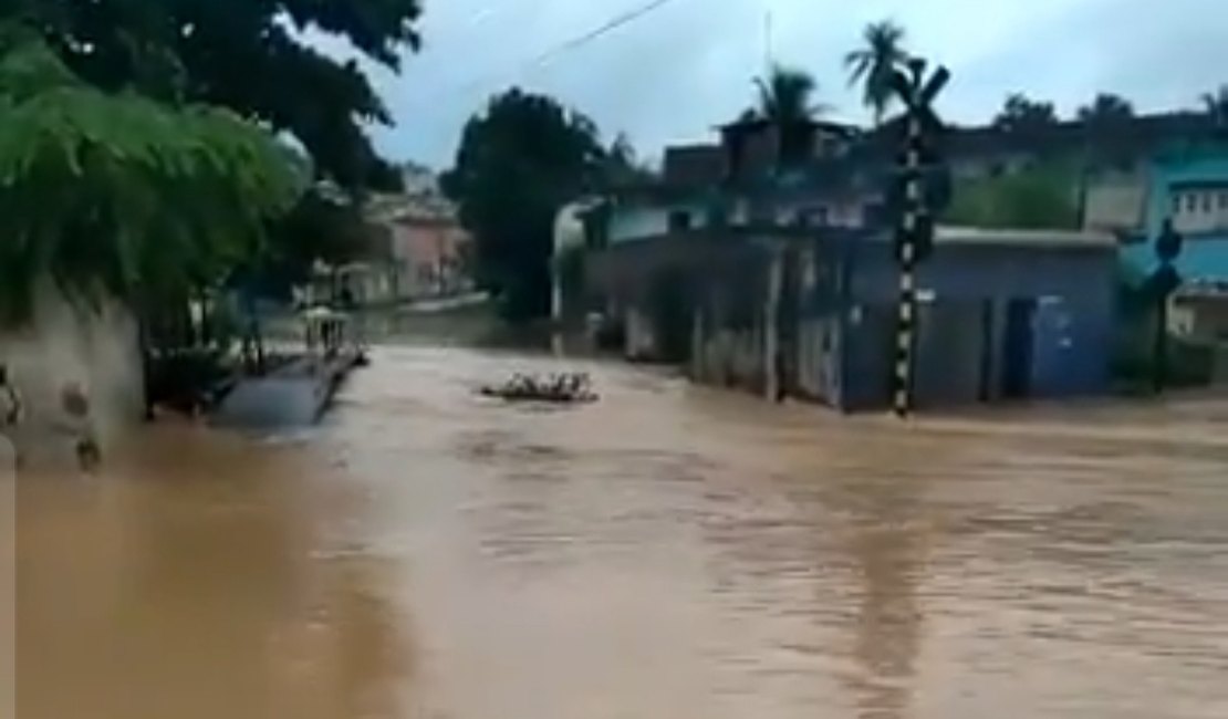 Chuva deixa 18 famílias desabrigadas; Prefeitura de Maceió presta assistência