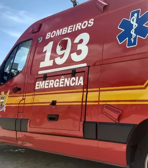 Colisão entre carro e moto deixa homem ferido no Centro de Palmeira dos Índios