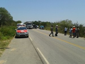 Motoristas de transportes complementares bloqueiam rodovia em Jaramataia