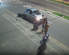 Câmeras registraram momento em que motociclista é arremessado sobre veículo no bairro Jardim Petrópolis, em Maceió