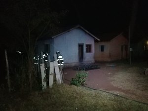 Jovem briga com a mãe, coloca fogo no quarto e foge, em Corumbá