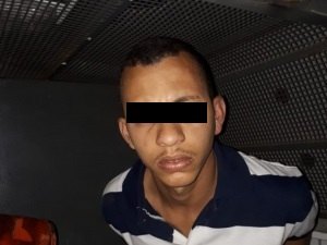 Casal é preso com drogas e veículo roubado dentro de motel