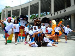 Mascotes das Olimpíadas visitam o Maracanã