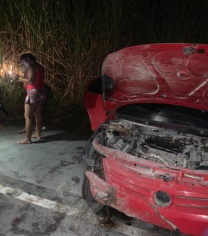 Mulher perde controle de carro e capota várias vezes com veículo em Japaratinga