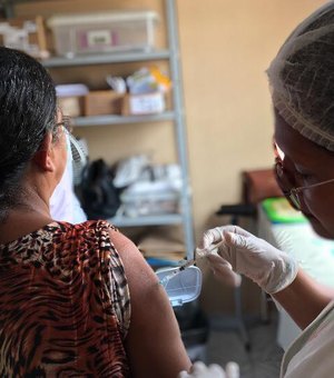 Sem doses extras, vacinação contra a gripe continua restrita a grupos em Alagoas