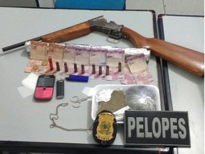 Preso acusado de tráfico de drogas; polícia apreende drogas e uma espingarda