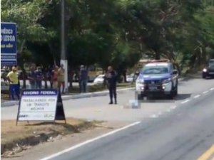 Mulher se joga na frente de carro e fica ferida em São Miguel dos Campos