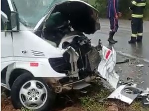 Colisão entre Van e caminhão deixa uma pessoa morta na AL 220, no Sertão de Alagoas