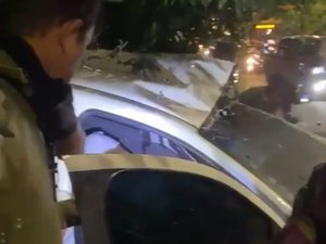 Carro colide contra árvore e deixa duas pessoas presas às ferragens em Maceió