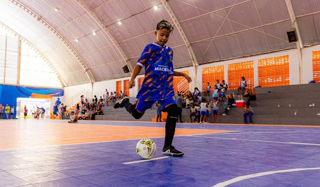 Manhã de esportes e interação, no Gigantão Vila Olímpica, reuniu alunos da rede municipal