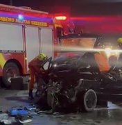 Acidente entre carreta e carro deixa motorista preso às ferragens em Maceió