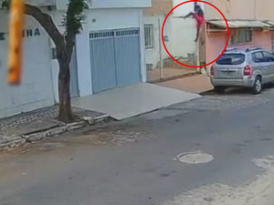 [Vídeo] Homem invade casa em plena luz do dia e furta objeto, no bairro Farol