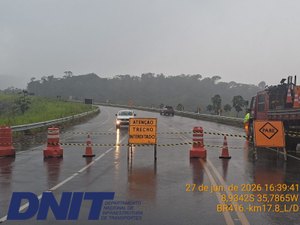 DNIT inicia limpeza na BR-416 após queda de rochas na Serra da Catita