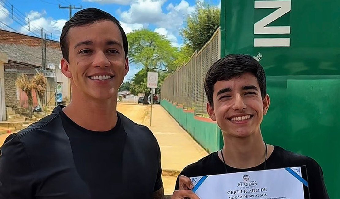Deputado Leonam homenageia estudante que denunciou caso de intolerância religiosa no Ifal