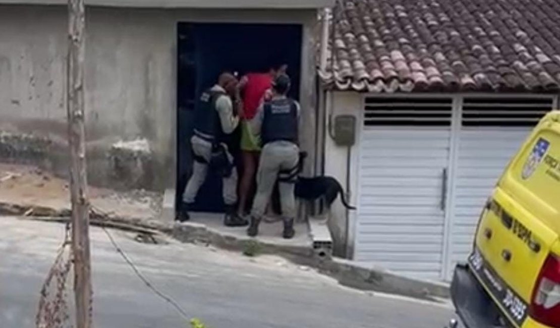 Mulher é presa por suspeita de cometer homicídio em Rio Largo