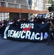 Ato pró-democracia em São Paulo termina em confronto com a PM