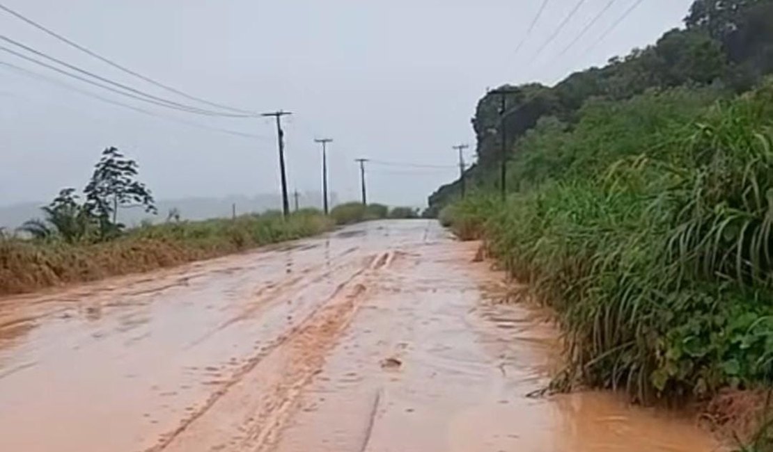 Rodovia entre São Luís do Quitunde e Barra de Santo Antônio fica coberta de lama após chuvas