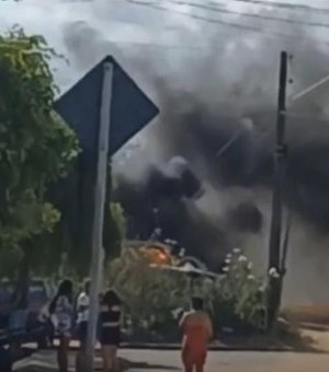 Carros são atingidos por incêndio e ficam destruídos em Palmeira dos Índios