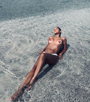 Mariana Rios ‘quebra’ a web ao fazer topless em praia de Porto de Pedras